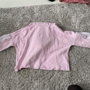En rosa kroppad hoodie från soc som jag använt 1 gång säljer för den inte passar in i min stil 