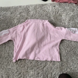 Hoodie  - En rosa kroppad hoodie från soc som jag använt 1 gång säljer för den inte passar in i min stil 