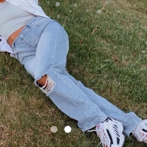 Håliga blåa jeans - Jättefina blåa jeans med hål, strl 29. Knappt använda & i bra skick, säljer för som är för stora för mig. LÅNAD BILD!!💜