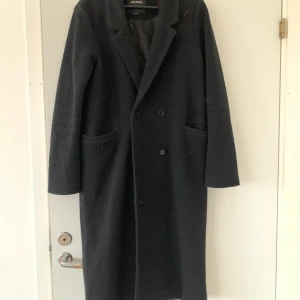 Kappa Monki - Kappa från Monki med snygg knäppning, i väldigt bra skick!! Jag är 167 lång och den går till under knäna på mig