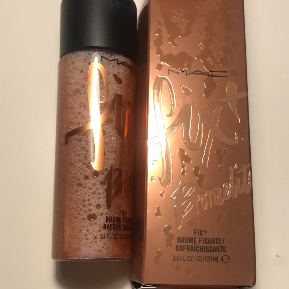 Oanvänd Mac fix + fick i present. Med bronze effekt och omärkbara glitter som ger fin glow. Tror att denna version är slutsåld överallt. 130 kr + frakt. Eller mötas upp i Flen / Eskilstuna /Gnesta & Stockholm . Accessoarer.