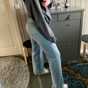 Jeans - Lite vidare Jeans från monki, säljer för dem e lite för korta för mig tyvärr. Sparsamt använda! 