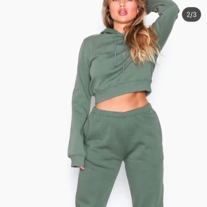 croppad hoodie - Säljer min fina vita croppade hoodie då den ej kommer till användning! Använd 1 gång så den är i nyskick. Obs snörena har åk ut ur luvan Storlek: XS Pris: 125  🤍