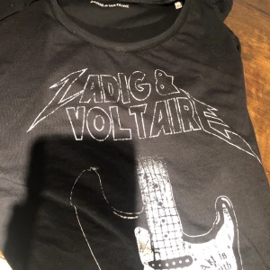 Zadig tröja  - Zadig tröja med text där det står Zadig & Voltaire o blixtar och med en rockgitarr. Såå fin men kommer ej till användning, knappt använd alls och har inga som helst defekter. Passar från xxs - s. Nypris 2000kr+. Pris går att diskutera