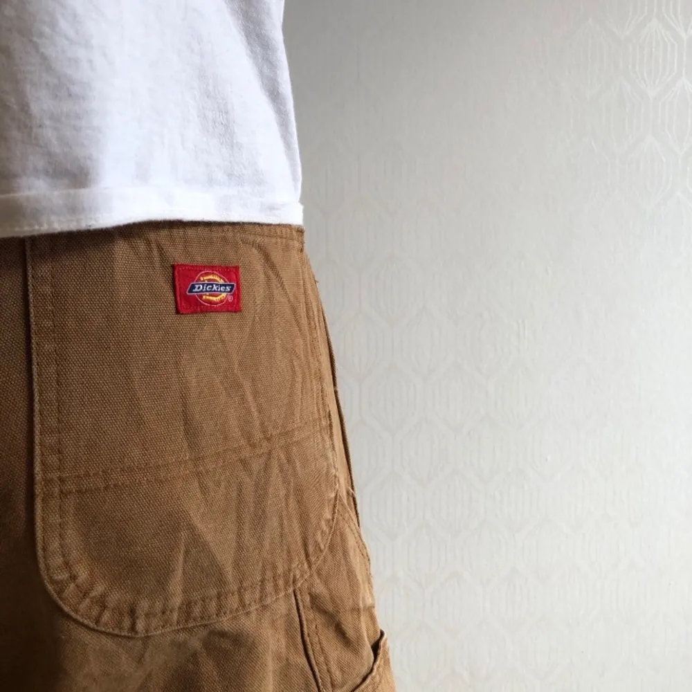 Vintage/Retro Dickies Carpenter Jeans Storlek 40/30 Mäter 51 cm över midjan & 23 cm vid fotöppning. Modellen är 185cm lång.  Notera att byxorna är begagnade, mindre brister finns.. Jeans & Byxor.