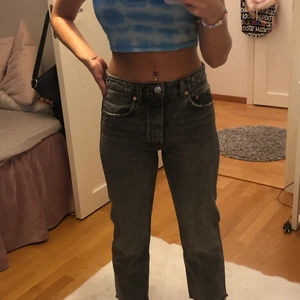 Gråa jeans - Säljer dessa fina straight leg jeans från zara. Dom är storlek xs men passar mej som vanliga fall har s. Köpets gör 350kr❤️