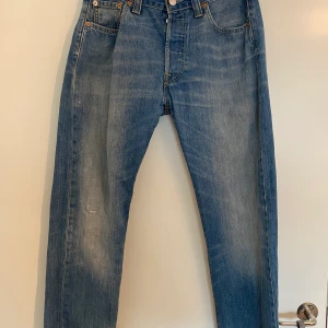 Levis 501 - Levis 501 med litet hål på knät.