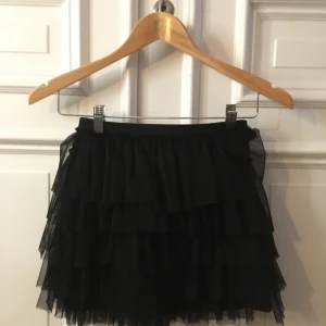 Svart kjol! - Fluffig kjol helt oanvänd! Eftersom det är många intresserade så buda gärna i kommentarerna!