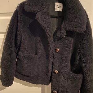 Teddyjacka - Svart teddyjacka från Zara