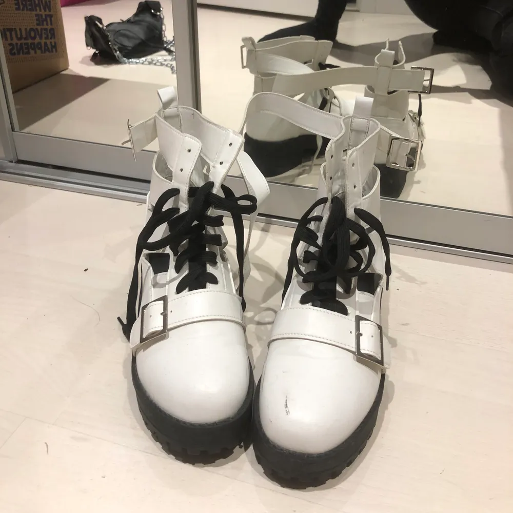 Superfina trendiga vita skor! Säljer endast pga fel storlek. De har en liten slitning på insidan men inget man tänker på! . Skor.