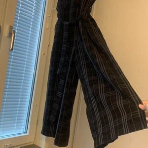 Overall - Zara Overall. Only worn a few times, almost like new. Great material and looks really nice with a white shirt underneath. New price: 600+ kr. Shipping is not included in the price:)