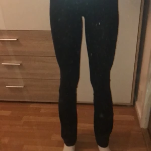 Bootcut - Ett par svarta bootcut mjukis