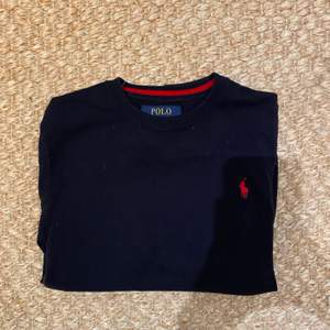 En jättefin mörkblå stickad tröja från Ralph Lauren (kidsbrandstore), använd någon enstaka gång. Köpt för 1095 och säljer för 300. Storlek M i barnstorlek men passar mig som är XS