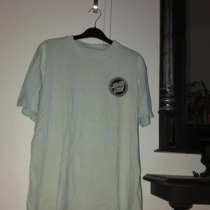 Santa Cruise T-shirt  - Santa Cruise T-shirt med coolt tryck på både fram och baksida i storlek M. Kontakta mig vid frågor/ fler bilder :) 