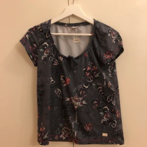 Träningströja  - Tränings t-shirt. Från odd Molly, storlek 1. Kunden står för frakten 🖤💗🖤💗 Aldrig använd 