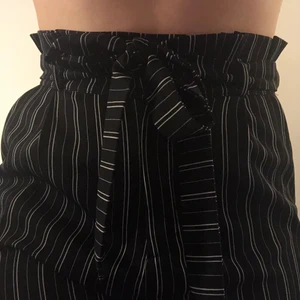 Randiga kostymbyxor  - Säljer nu mina fantastiska kostymbyxor köpta på Pull&Bear i Stockholm💕 Säljer dessa då de inte är min stil längre. De knyts i midjan och knäpps med både knapp och dragkedja. Frakt tillkommer på 42kr om du inte kan mötas upp. Betalning sker över Swish innan jag skickar eller när vi möts!