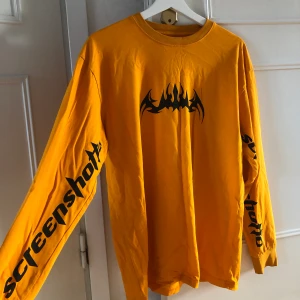 Snygg street tröja!! - Säljer denna balla tröja ifrån Carlings i strl M, i mycket bra skick! Sitter snyggt oversized på mig som oftast är en S,100kr<3