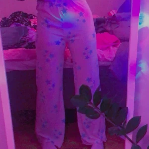 Jättefina wide leg tunna byxor!! - Egensydda byxor, wide leg, vita med blå stjärnor! Jättefina och bra passform får bara ingen användning av dom!! Resår i midjan och stretchigt material! Det går också att sprätta upp ett litet hål i midjan och byta resåren till större eller mindre. Lite genomskinliga men inget man tänker på. 85kr + 22kr frakt = 107kr!