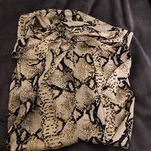 Super fin silkes kjol i leopard mönster. Köpt från Boohoo. Slits i benet och knyten i midjan. Storlek 34💗