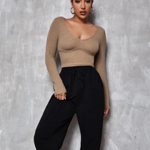 Snygg brun tröja  - Snygg brun/beige tröja. Storlek XS passar S också. Inga fel eller bristningar på den säljer så jag behöver rensa garderoben  