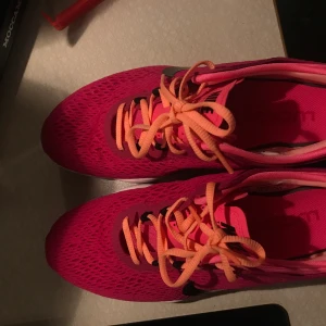 Nike träningsskor  - Strl 38. Aldrig använda så i nyskick. Rosa skor med aprikosfärgade snören. 