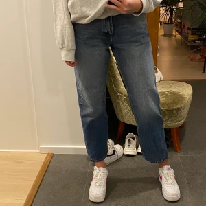 Tiger Of Sweden Jeans - Jättefina jeans ifrån Tiger Of Sweden. Sparsamt använda då dom är för korta för mig som är ca. 174 cm lång. Storleken är 29/32. Jag brukar annars ha strl. 36/38 i jeans. I priset 450kr är frakt inkluderat! (Kan gå ner i pris vid snabb affär)