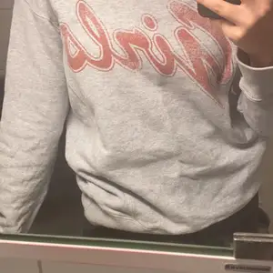 säljer denna sjukt sköna och snygga sweatshirten från bikbok! använder den inte längre därför vill jag att någon annan ska få användning av den ❤️