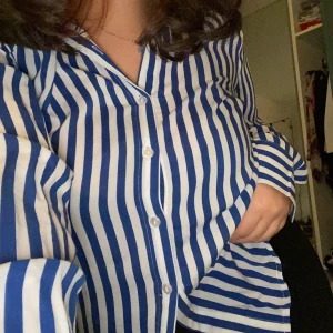 skjorta  - jättefin och skön blå randig skjorta som är tunn och skön🤩🤩🤩🤩 har inte använt så många gånger. man kan även använda denna skjorta på hur mpnga olika sätt som helst🥺🥺