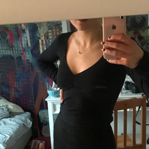 Brandy Melville topp - Snygg svart topp från brandy Melville med  resår i mitten. Säljer då den inte kommer till användning💓💓