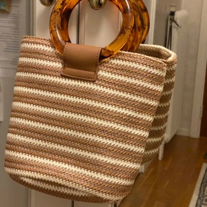 väska från Na-KD - Liten handväska från NA-KD. köpte i somras och använde bara en gång. jättefint skick och supersöt men har alltid med mig så mycket grejer att den är för liten :( 