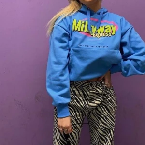 Milkyway hoodie - Superfin hoodie som jag inte får så mycket användning av därför säljer jag den! 🥰💕har vanligtvis storlek S så den sitter oversized på mig 💘 fraktkostnad tillkommer, lånad bild