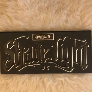 Sminkpalett från Kat von D - Sparsamt använd sminkpalett från Kat von D. Köpt på sephora i Stockholm för 540kr. Säljes pga har likande. Frakt: 22kr