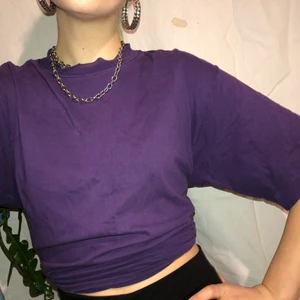 Lila t-shirt  - Snygg lila t-shirt som tyvärr inte kommer tillanvändning längre. I bra skick 💜 bara att skriva om du undrar något 
