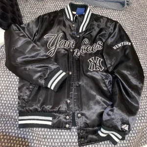 YANKEES JACKA - Säljer denna jättefina vintage baseball jackan. Perfekt storlek och fina färger. Detaljerna är silvriga. Den är också lite fodrad så den är varm och skön. Alla detaljer visas inte på bilderna så för mer info kontakta mig. Köparen står för frakten.  Köp direkt för 800💕högsta bud 650