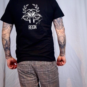 Reign UF - Nu släpper vi vårt första plagg!   Denna t-shirt är gjord i 100% ekologisk följsam bomull. Vikten är 180 gram/m2.   Modellen på bilden är 178 cm och bär storlek M.   Pris: 249kr Färg: Finns i svart och mörk marinblå. Tryck: Finns i nattfjäril och paraply. Storlek: Unisex, XS-XL  Frakt: Spårbart brev 63kr i Sverige alternativt gratis upphämtning på Ica Nära Rinkabyholm.   Frågor? Hör av dig via mail eller PM! Mail: reign.uf2020@gmail.com 🖤