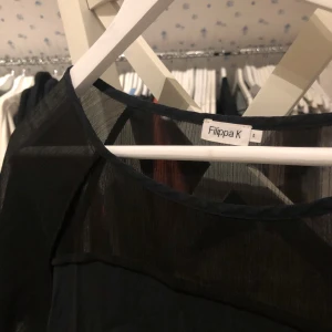 Filippa K t-shirt - Helt oanvänd t-shirt från Filippa k, som passar bra till vardags men även fest! Storlek S, passar även mig med M bra.