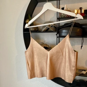 Topp från Zara - Jättefin topp från Zara! Perfekt till nyår eller jul💛🌟