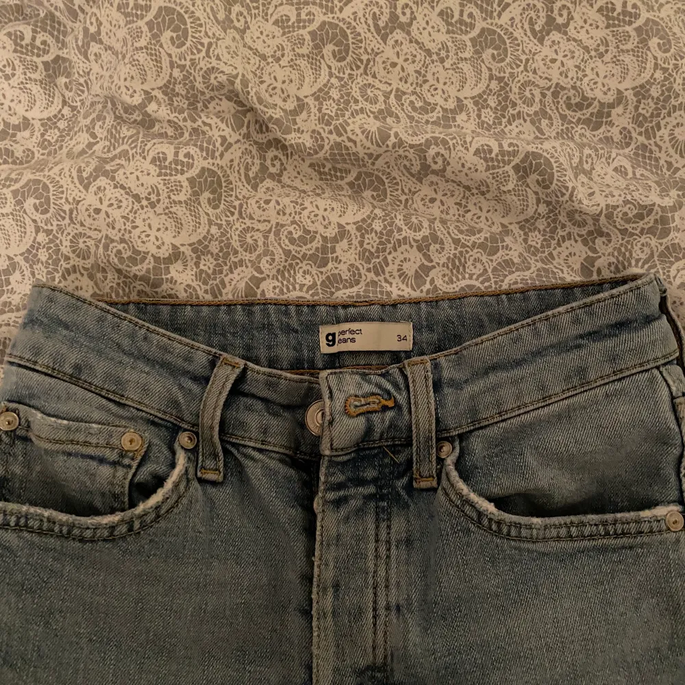 Säljer mina superfina blåa jeans från Gina då jag tycker de är lite för korta för mig💞 Dom är i superbra skick då jag bara hann använda dom ett fåtal gånger tyvärr! Frakt tillkommer och hör av dig vid frågor💙. Jeans & Byxor.