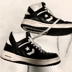 Basketskor retro sneakers street converse - Säljer dessa coola retro sneakers från converse. Lite skitiga men kan lätt göras rent finare! Storleken är 38 men funkar även bra på mig med 37. Påminner om Nike Jordan. 