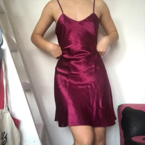 Slipdress - Så snygg slipdress som tyvärr inte kommer till användning. Inga defekter. Nyskick. Visas på en s men passar både större och mindre. Kom privat vid intresse. Köpare betalar frakt. Högsta bud 110kr.  Avslutas 17/12 torsdag 14:00