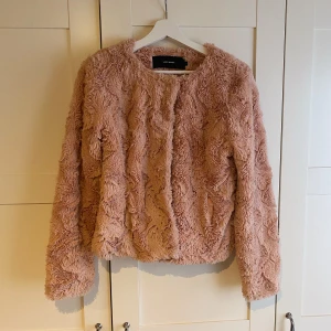 Korall/rosa jacka från Vero Moda  - Jacka frpn Vero Moda, storlek S, väldigt fin och bekväm, normal i storleken. Jag är 173 och brukar ha S/M i jackor 