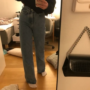 Zara jeans - Säljer mina zara jeans som är slutsålda i denna storlek på hemsidan dem är i väldigt bra skick och bara använda ett fåtal gånger. Säljer pågrund av att dem inte kommer till användning. Jag köpte dem gör 400 kr. Kontakta för fler frågor eller bilder 💕