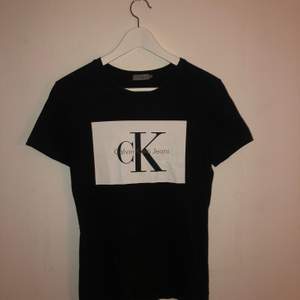 Svart Calvin Klein t-shirt. Strl S, köpt för 400