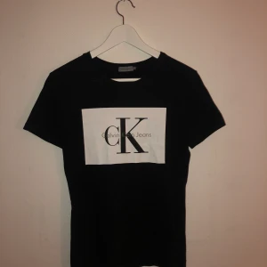 Calvin Klein t-shirt - Svart Calvin Klein t-shirt. Strl S, köpt för 400