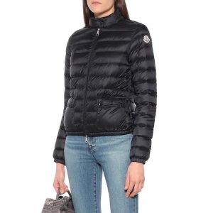 Moncler Lans jacka  - Svart Moncler Lans jacka, Strl 2 vilket motsvarar S 💕 Bra skick! Skickar gärna fler bilder. Nypris: 6000 kr