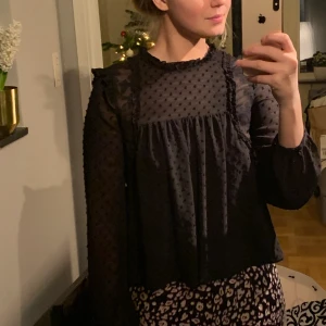 Blus  - Jätte söt svartblus från Zara. Stl S