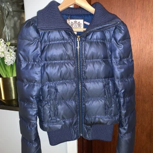 Juicy jacka - Fin dun jacka från juicy couture i stl S. Krage och lite puffärm