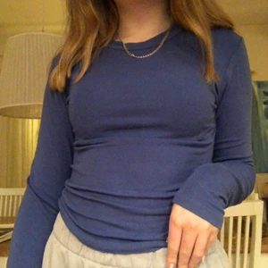 Blå långärmad tröja - Vanlig blå långärmad tröja från bikbok, storlek xs men stretchig så passar upp till M ungefär! Används inte längre💕 80kr + frakt💕