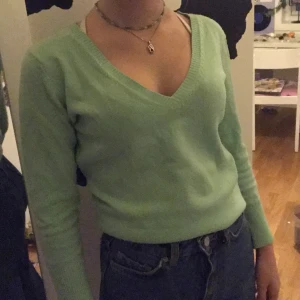 Stickad tröja - En fin clueless-liknande tröja som jag köpte på second hand i våras. Har endast använts ett par gånger efter det. En liten fläck på framsidan och ytterligare en på högra ärmen, annars hyfsat skick. Något nopprig. Det står M på lappen men skulle snarare säga S/XS, vilket är min egen storlek. Rensar garderoben så det är därför den säljs billigt! 💚