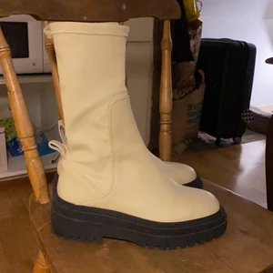 ZARA  - Använda 1 gång. Ord pris 1299kr